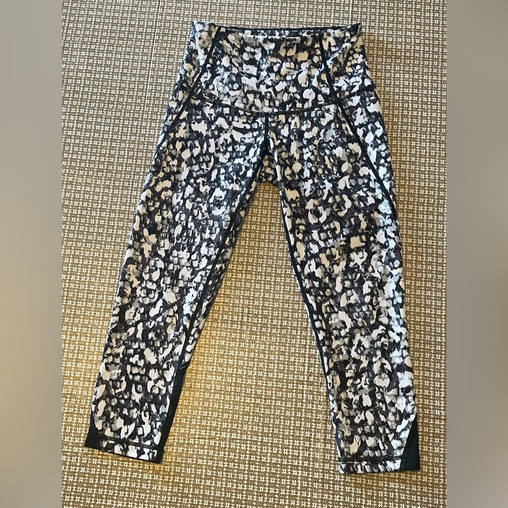 Zella  High Rise Black and White Abstract  Print Leggings
Size XS GUC